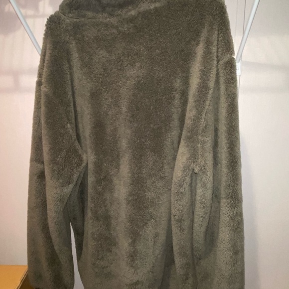 green pullover jacket - Picture 2 of 3